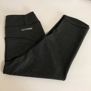Ivy Park - Women’s cropped leggings in gray. Size: S.
